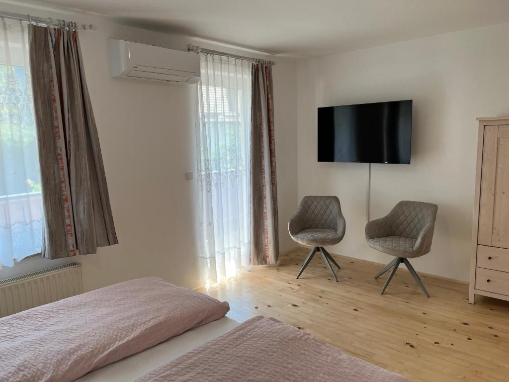 TV a/nebo společenská místnost v ubytování Rooms Hrominc