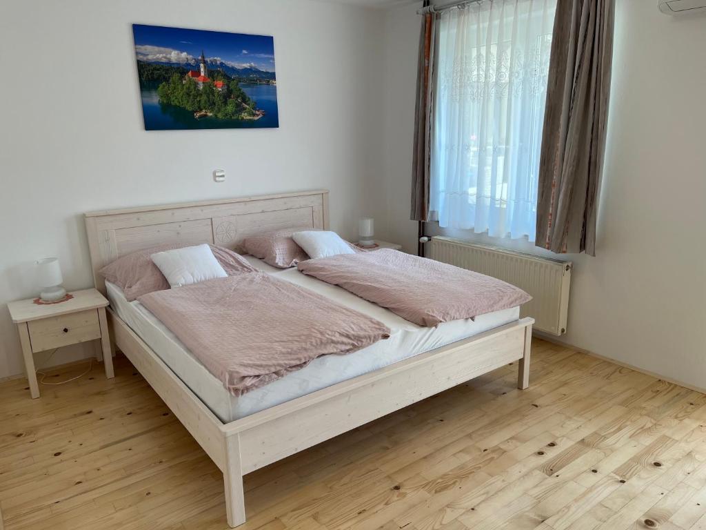 Postel nebo postele na pokoji v ubytování Rooms Hrominc