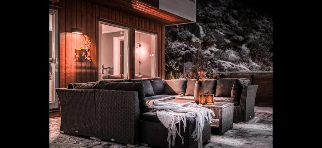 ein Wohnzimmer mit einem Sofa und einem Tisch in der Unterkunft Stor leilighet med nydelig utsikt og solforhold in Bergen