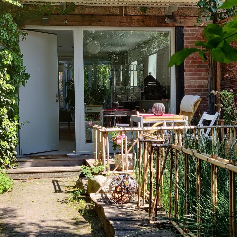 Greenhouse Erfurt Ein charmantes Apartment mit Wintergarten und Terasse