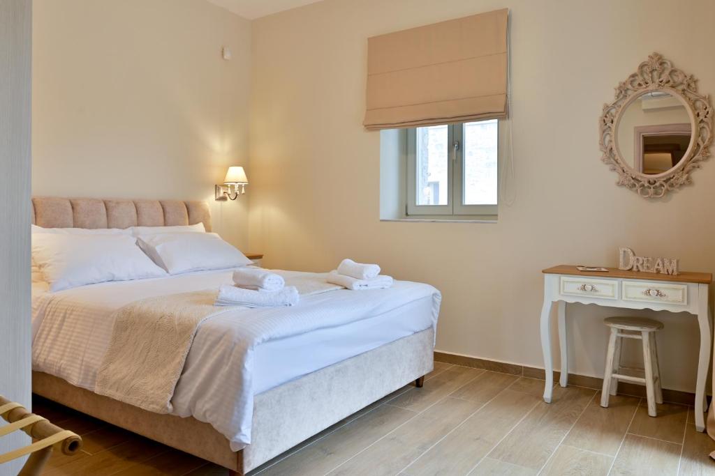 Postel nebo postele na pokoji v ubytování EFMAR EXCLUSIVE RESIDENCES