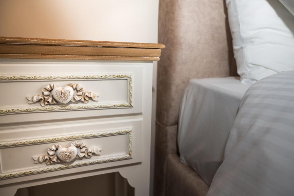 Postel nebo postele na pokoji v ubytování EFMAR EXCLUSIVE RESIDENCES