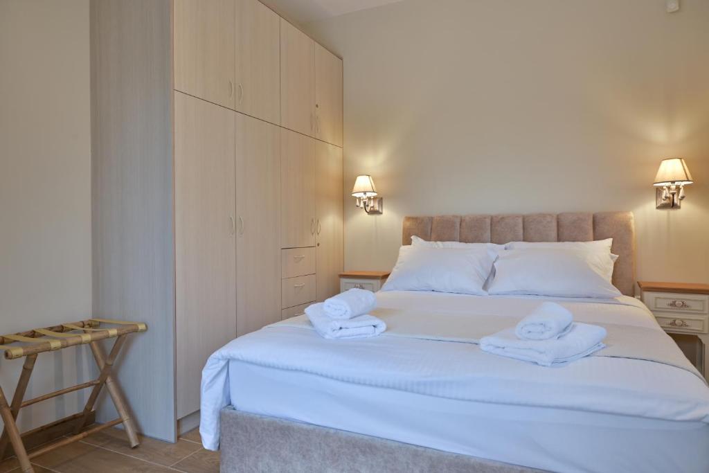 Postel nebo postele na pokoji v ubytování EFMAR EXCLUSIVE RESIDENCES