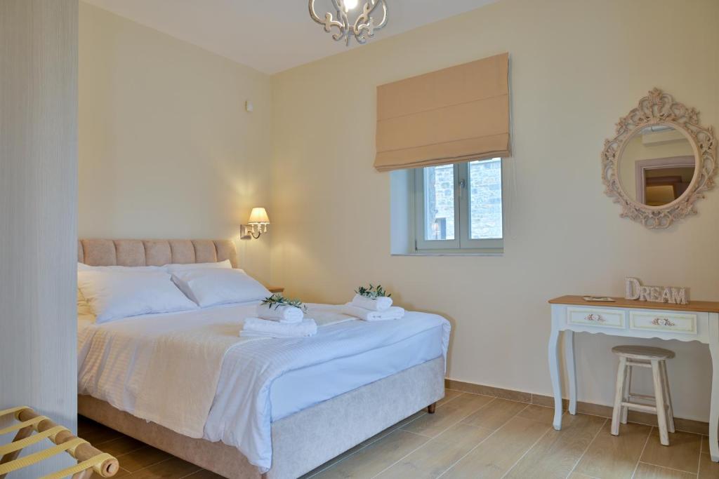 Postel nebo postele na pokoji v ubytování EFMAR EXCLUSIVE RESIDENCES