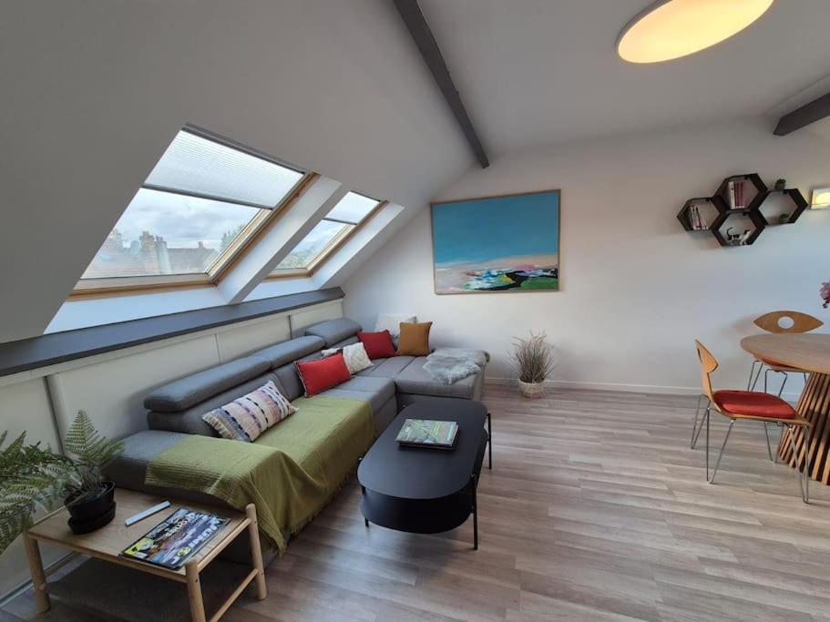 un salon avec un canapé et une table dans l'établissement Villa des Arts, à Argenteuil