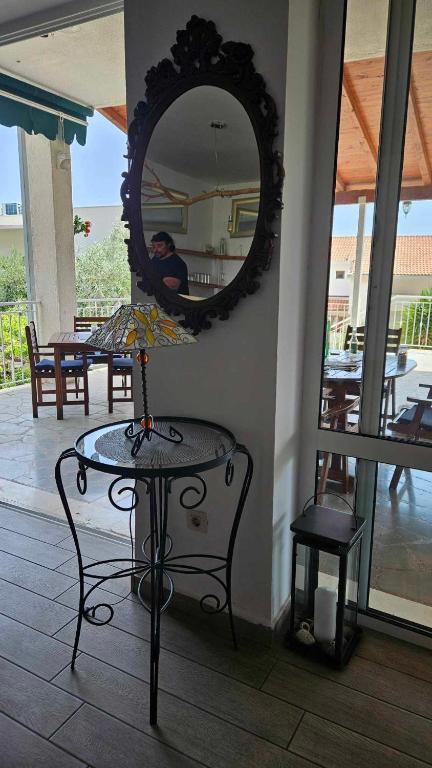 un espejo en una pared con una mesa y una silla en Plava Laguna, en Zavala