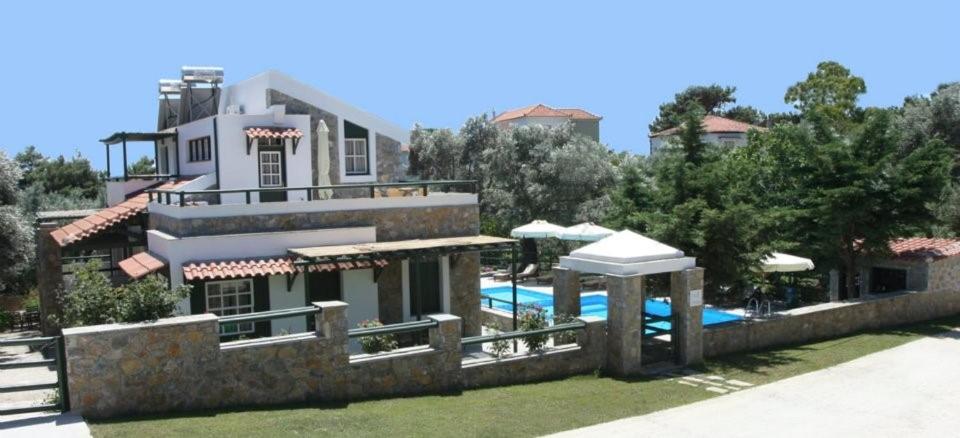 um edifício com piscina e casa em Elia Village by Irida Iris Group em Plomarion
