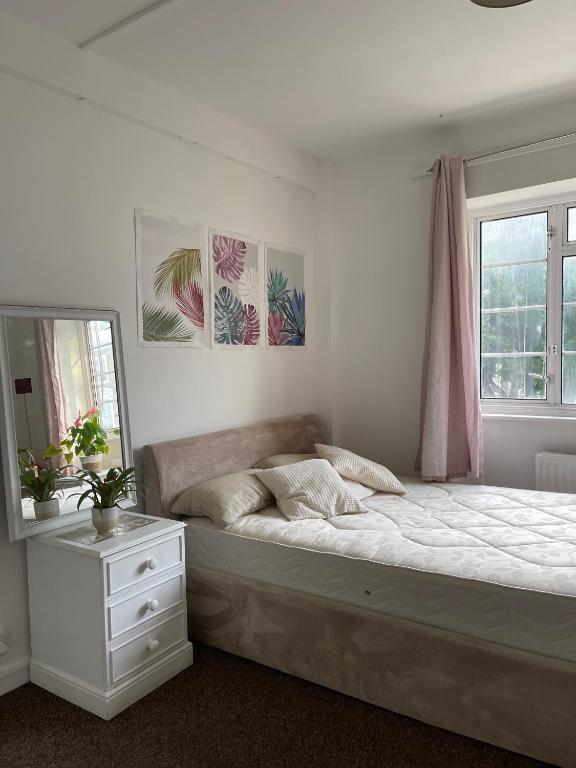 מיטה או מיטות בחדר ב-Homeshare 1 bedroom -NW6