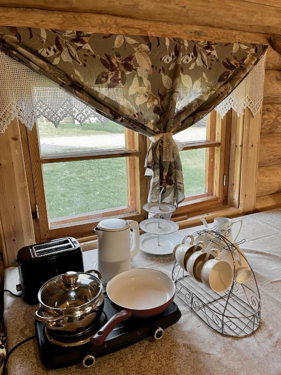 Příslušenství pro přípravu čaje a kávy v ubytování Tagavälja talu Cottage and Sauna on a farm B&B, rural experience