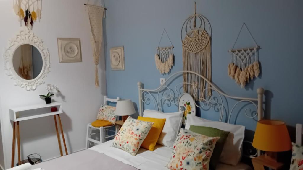 1 dormitorio con cama blanca y pared azul en Studio Despoina, en Skala Kallonis