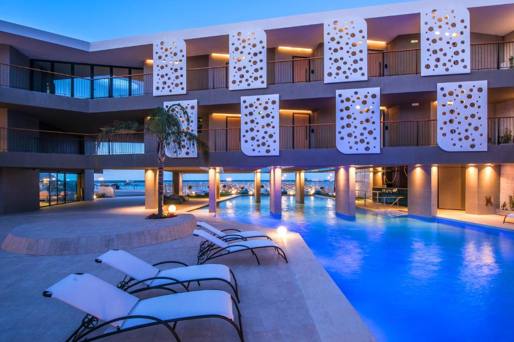 una piscina de hotel por la noche en Harmony Boutique Resort - Adults oriented, en Georgioupolis