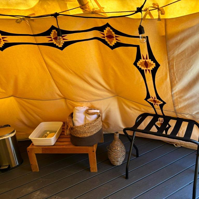 Posezení v ubytování Buck And Does Tipi - 20' - Sleeps Up To 4