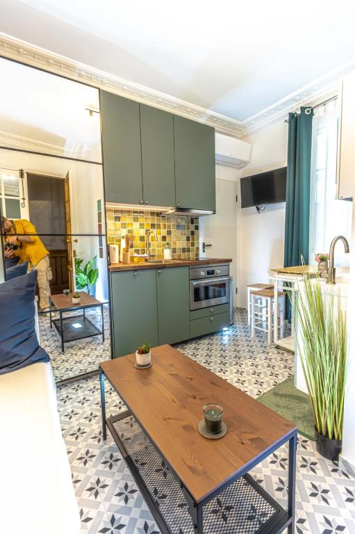 un salon avec une table et une cuisine dans l'établissement LEDION PARIS 14, à Paris