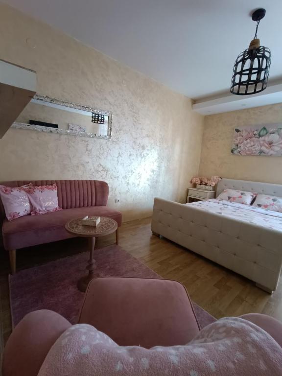 Postel nebo postele na pokoji v ubytování Apartman Golden Rose
