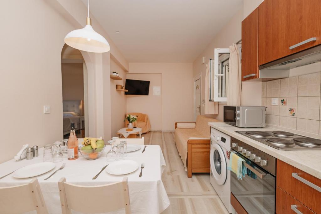 バルバティにあるButterfly apartment barbatiのテーブルとコンロのあるキッチン トップオーブン