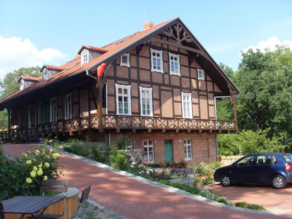 ein Haus mit einem davor geparkt in der Unterkunft Ferienappartements Schweizer Haus in Stolpe