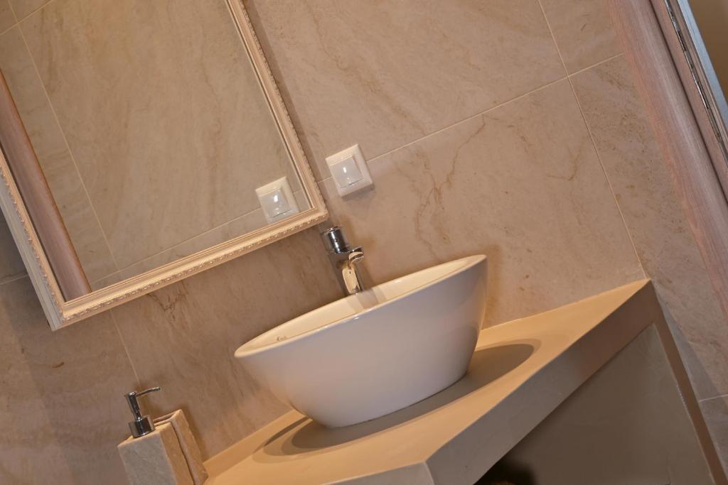 Koupelna v ubytování EFMAR EXCLUSIVE RESIDENCES