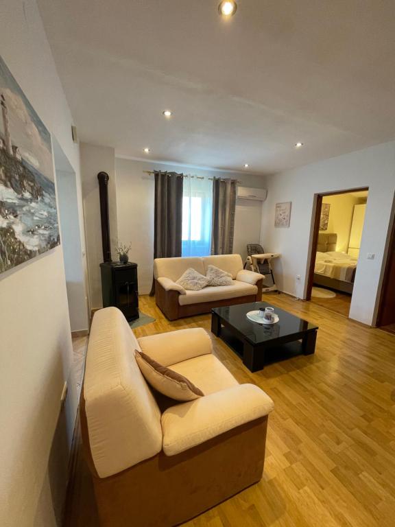 - un salon avec un canapé et une table dans l'établissement Denis Apartment, à Ždrelac