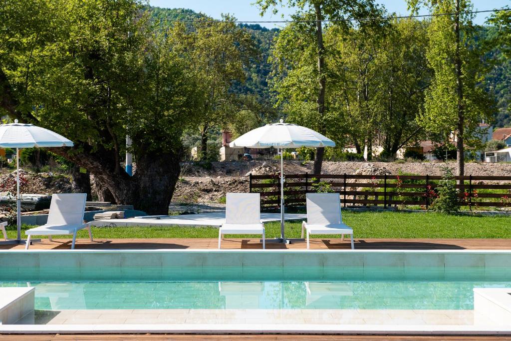 Piscina di Theros Serenity Suites o nelle vicinanze