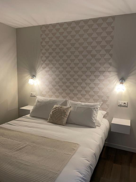 Llit o llits en una habitació de Ducey Appart'Hôtel - Les Rivières