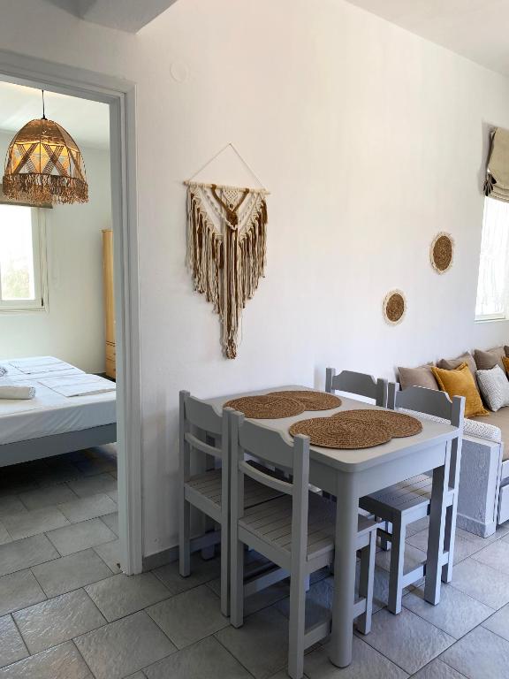 Łóżko lub łóżka w pokoju w obiekcie Agnadi Syros Beachfront Studios & Rooms