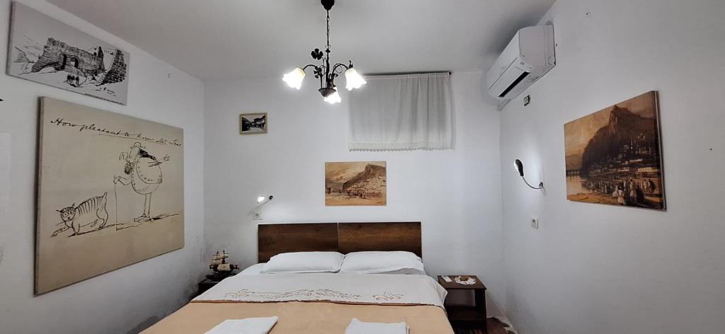 Uma cama ou camas num quarto em Edward Lear