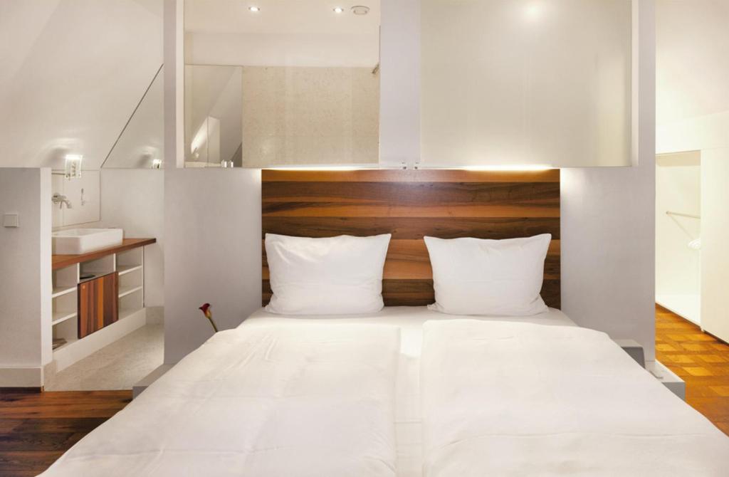 Postel nebo postele na pokoji v ubytování HOPPER Hotel St. Josef