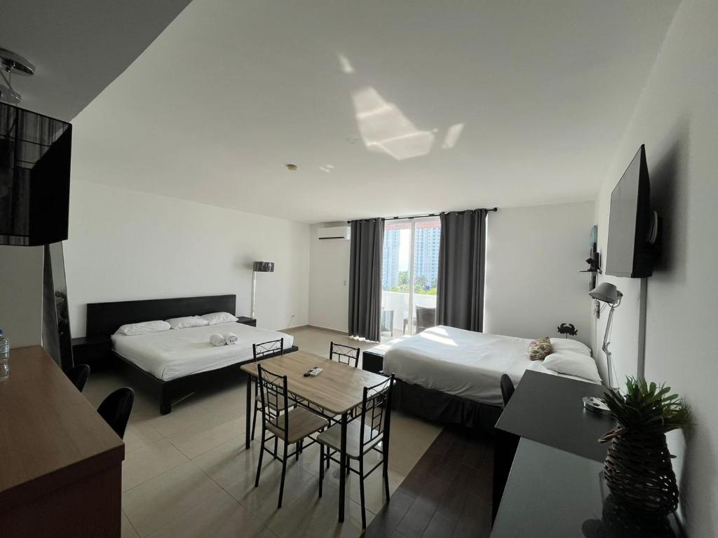um quarto de hotel com duas camas e uma mesa em Playa Blanca Beach Rentals em Playa Blanca