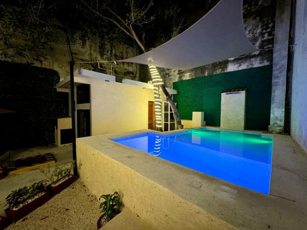 uma piscina numa casa à noite em Casa vishami em Cozumel