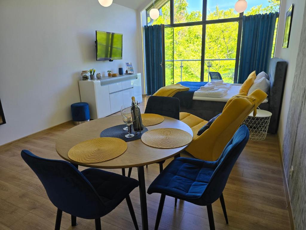 Habitación con mesa, sillas y cama en Apartament dla dwojga z pięknym widokiem na góry, en Szklarska Poręba