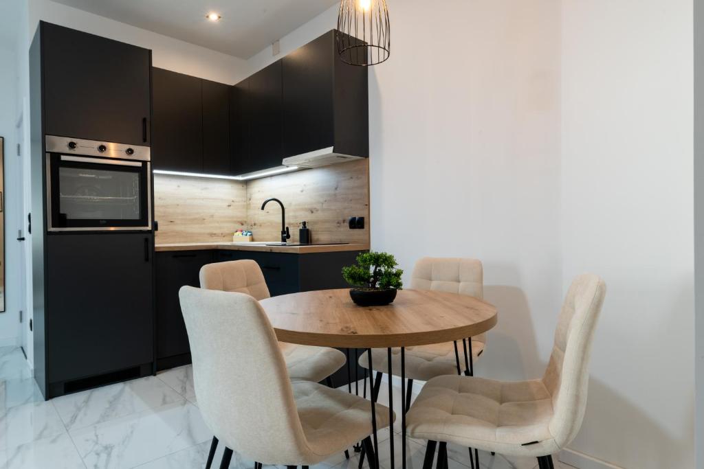 een keuken met een tafel en stoelen bij Belgrade Apartment Nook 1 in Belgrado