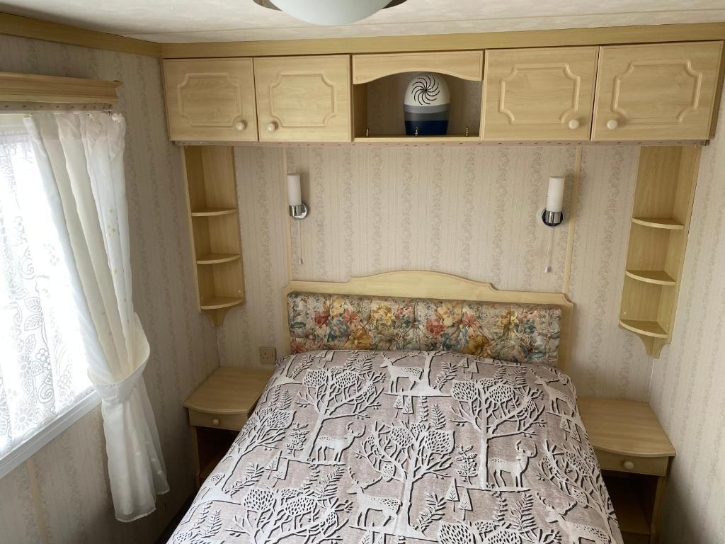 Postel nebo postele na pokoji v ubytování 19 Gannet Grove Haven Flambourgh Bridlington East Coast