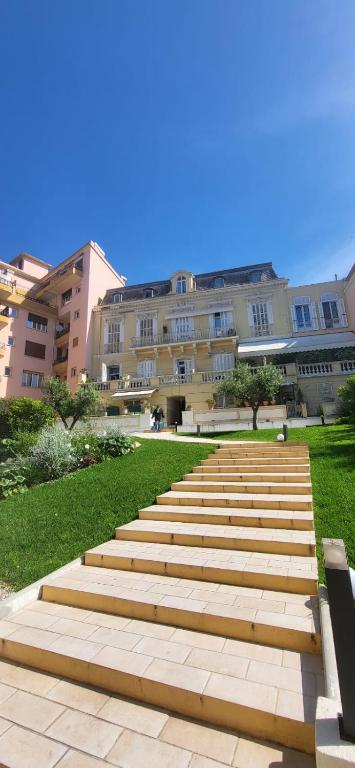 un groupe de marches devant un bâtiment dans l'établissement Villa Châteauneuf Jardin Biovès, à Menton