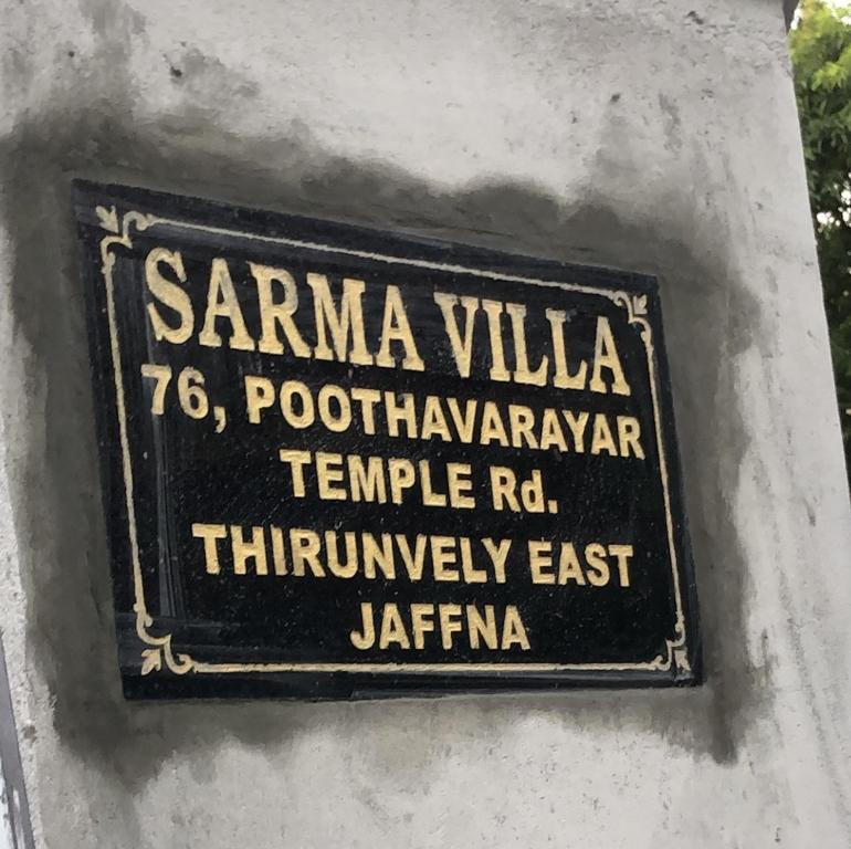 una señal en el costado de una pared en SARMA VILLA en Tirunelveli East