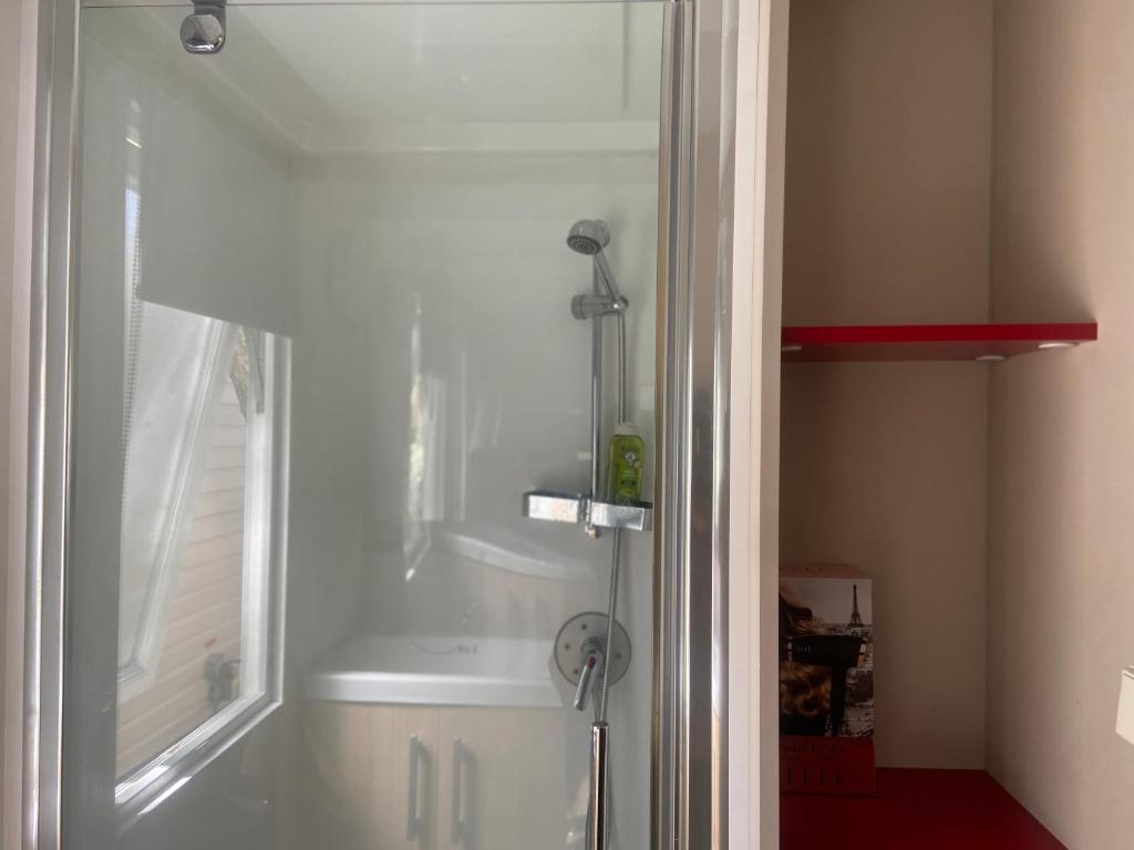 Koupelna v ubytování Tiny House, Mobilhome 6 personnes au Port de Vendres plage