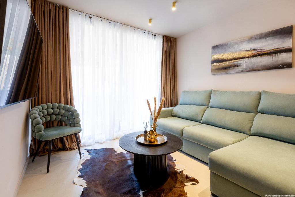 Castle Harbour Elegant 1-Bedroom Apartment - Heated Pool, Air Conditioning & Fiber Internet in Los Cristianos