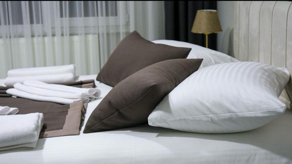 Postel nebo postele na pokoji v ubytování Smile Suite Hotel