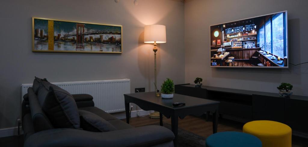TV a/nebo společenská místnost v ubytování Smile Suite Hotel