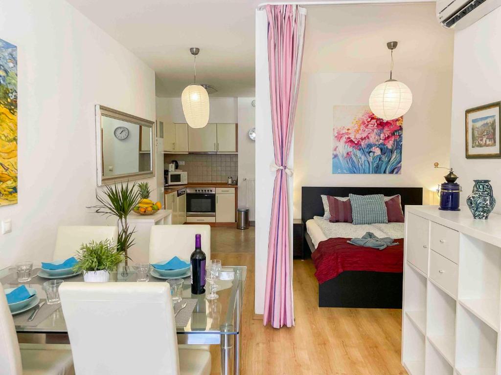 ein Wohnzimmer mit einem Bett und einem Esszimmer in der Unterkunft Opera Residence in Budapest