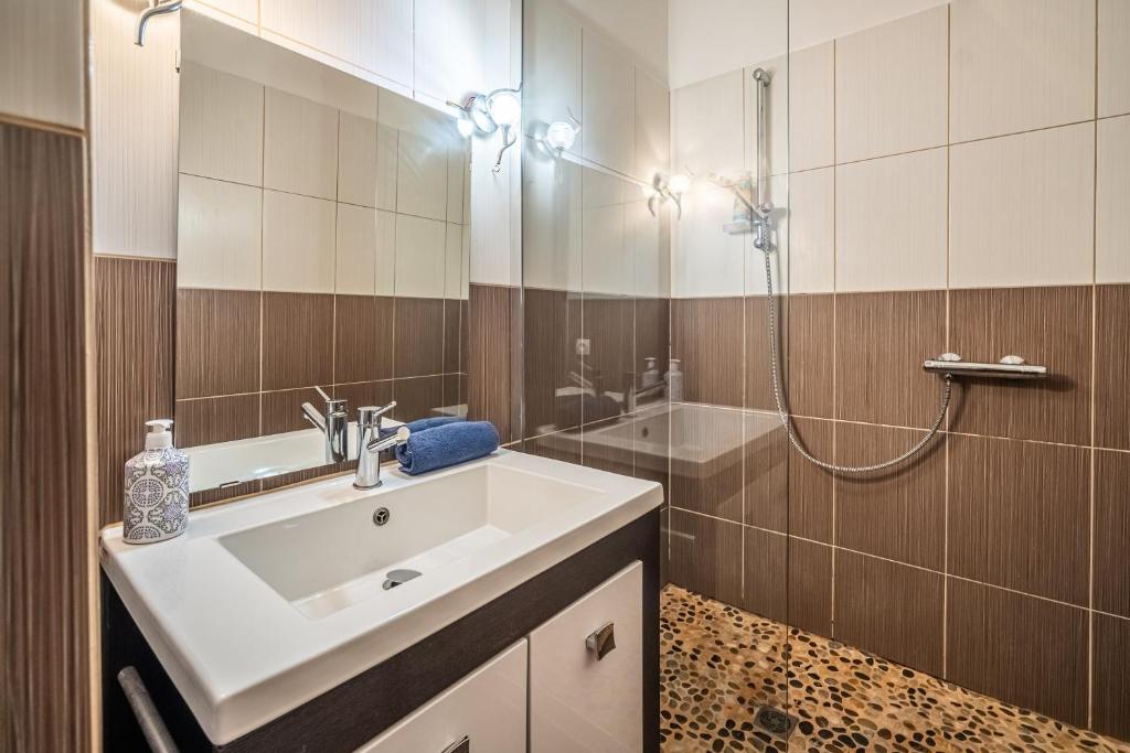 Kúpeľňa v ubytovaní L'appart ciné, T2 Centre ville Narbonne