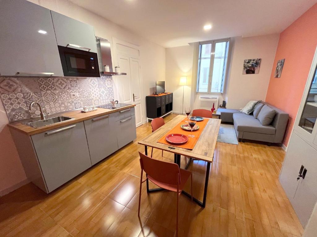 una cucina e un soggiorno con un tavolo di Nuovo appartamento Saint Remy a Cagliari