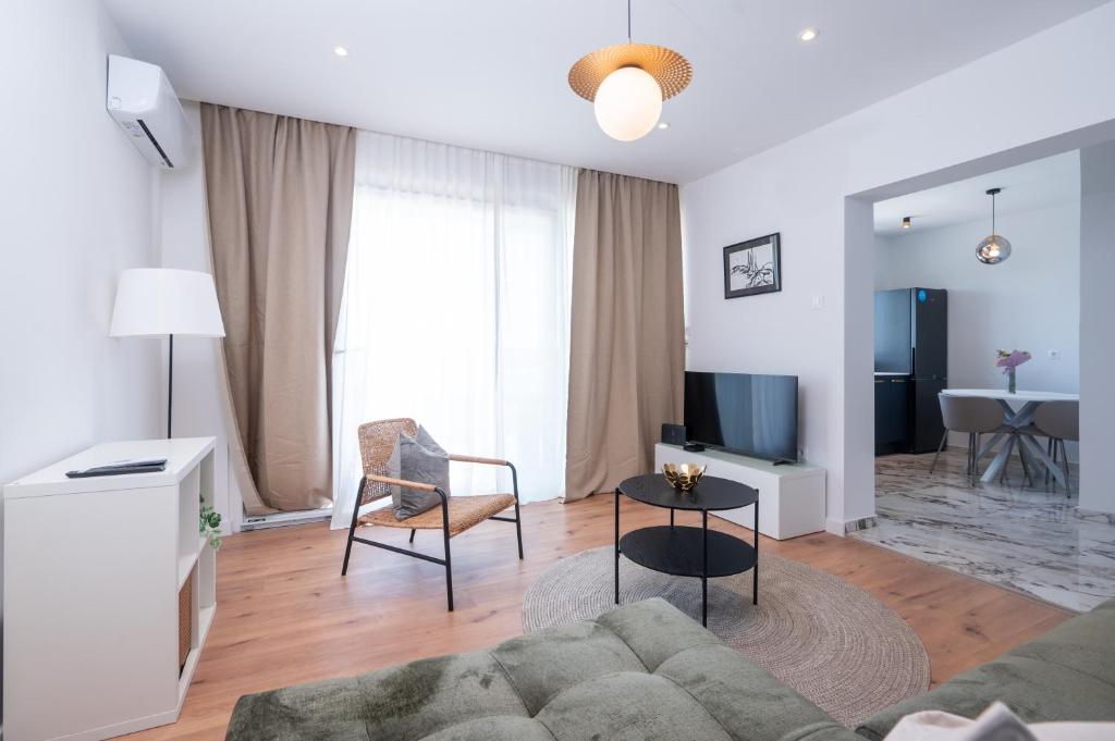 un soggiorno con divano e TV di Top Location Apartment Bridge a Zara (Zadar)