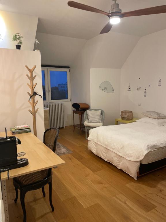a bedroom with a bed and a desk with a computer at Chambre confortable équipement +++ côté Paris in Nogent-sur-Marne