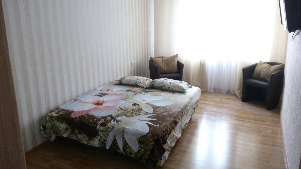バルチースクにあるGogolya 4のベッドルーム1室(花の飾られたベッド1台付)