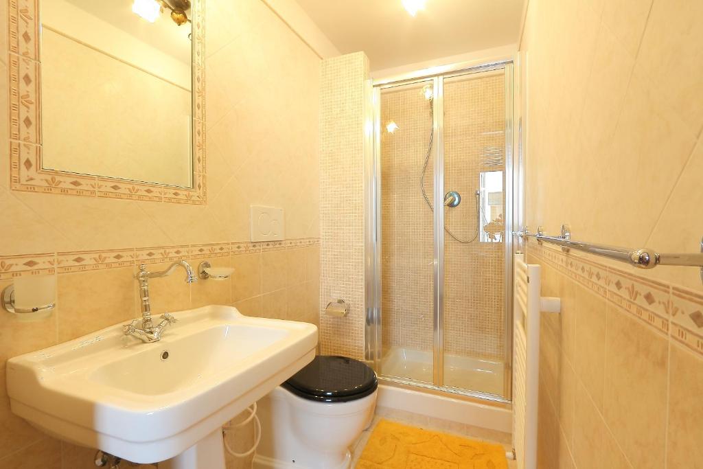 A bathroom at Katti House 2