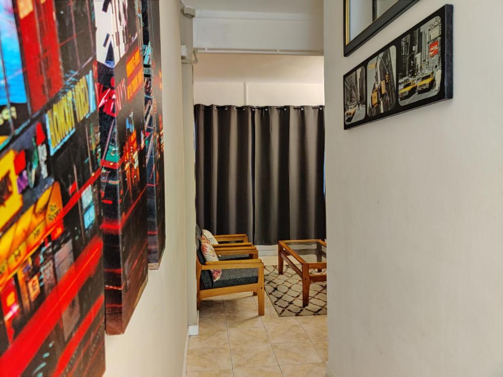 格蘭貝伊的住宿－Residence Keoli，走廊设有带淋浴的客厅