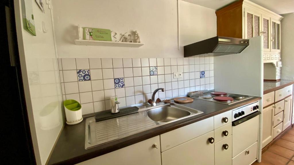 Kuchyň nebo kuchyňský kout v ubytování Beautiful small apartment with Lago Maggiore view