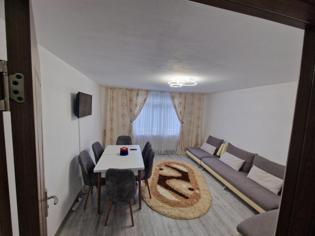 - un salon avec un canapé et une table dans l'établissement Special apartment NADEVA, à Suceava