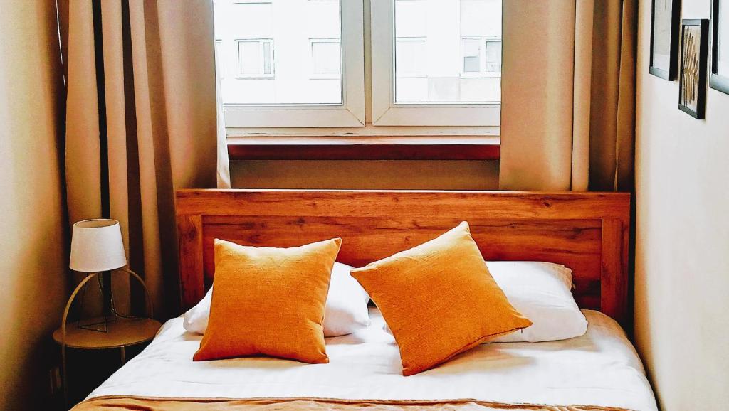 Ένα ή περισσότερα κρεβάτια σε δωμάτιο στο Drzewna Apartamenty - Władysława