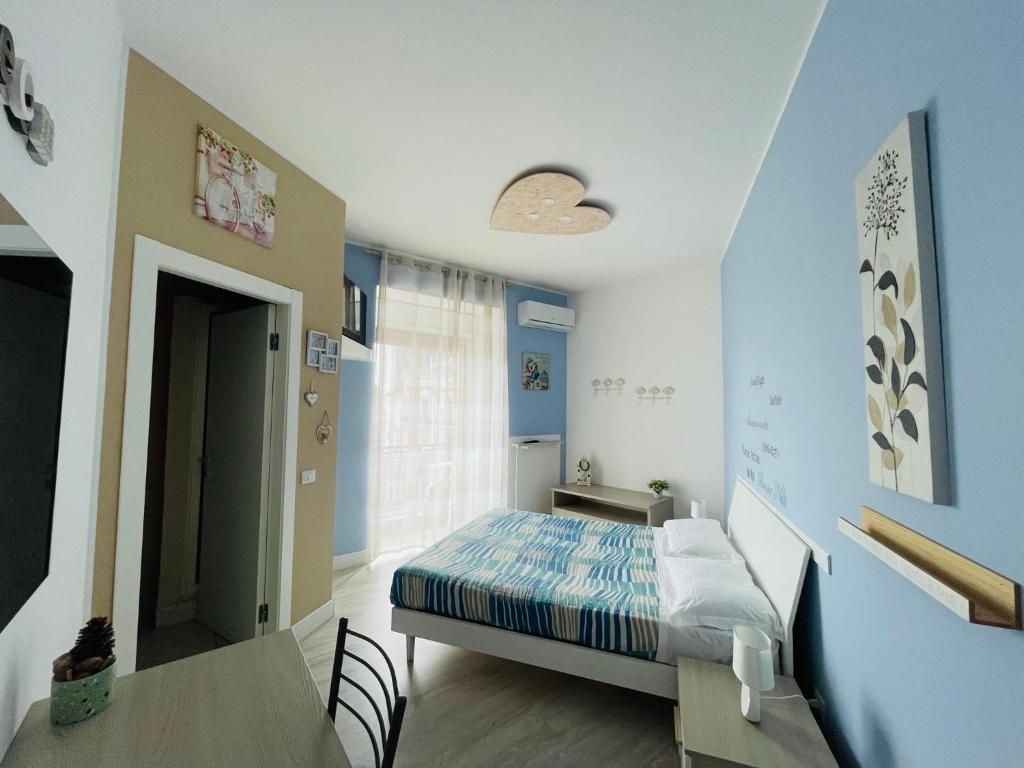 Cette petite chambre comprend un lit et une table. dans l'établissement La Dama dell'Etna, à Nicolosi